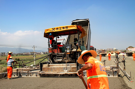 徐工壓路機(jī)工作現(xiàn)場(chǎng)圖，河南路友機(jī)械有限公司提供！