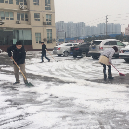冒嚴寒，河南路友員工掃雪除冰忙