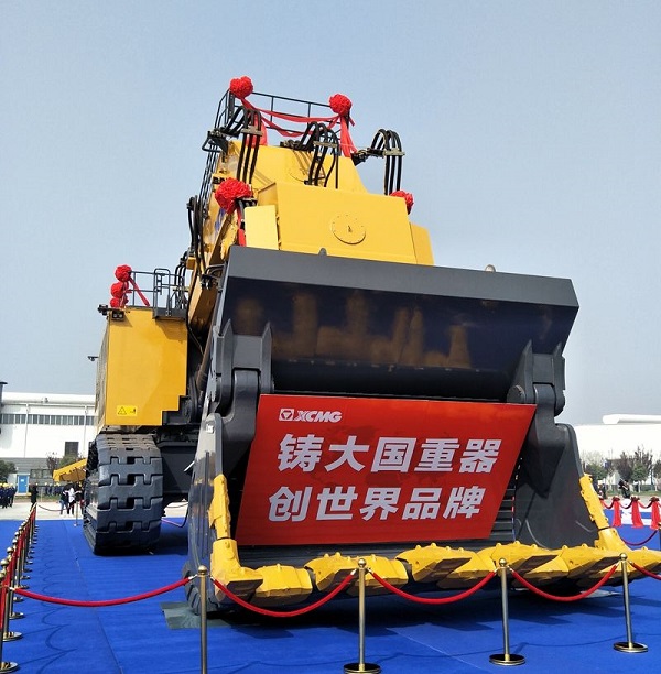 徐工700噸液壓挖掘機(jī)榮耀下線(xiàn)