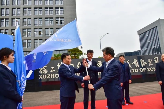 徐工起重機(jī)械事業(yè)部副總經(jīng)理史先信向徐工重型服務(wù)備件中心總經(jīng)理姜凡科、徐工履帶客戶服務(wù)中心總經(jīng)理郝敏、徐工塔機(jī)營(yíng)銷公司副總經(jīng)理吳建明以及供應(yīng)商、經(jīng)銷商代表授旗