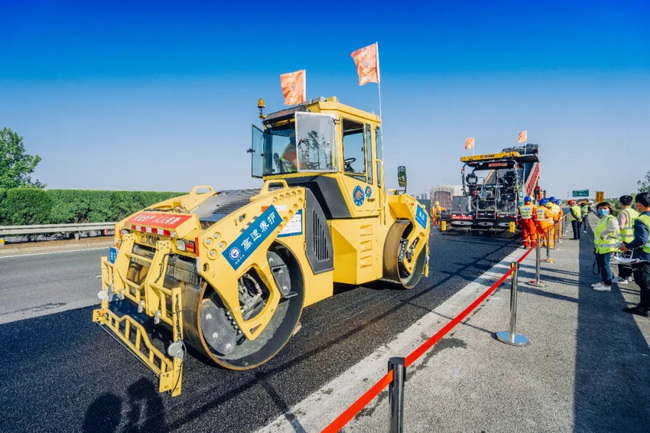全新雙鋼輪壓路機(jī)、輪胎壓路機(jī)、瀝青攤鋪機(jī)正在有序施工