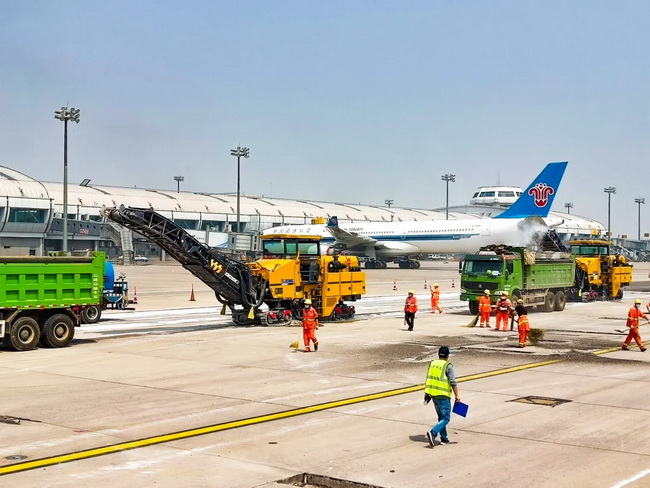 徐工銑刨機(jī)施工北京首都國(guó)際機(jī)場(chǎng) 徐工銑刨機(jī)施工北京首都國(guó)際機(jī)場(chǎng)