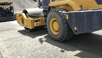 徐工XS365大噸位壓路機(jī)在海拔3700米的拉日高速施工現(xiàn)場(chǎng)