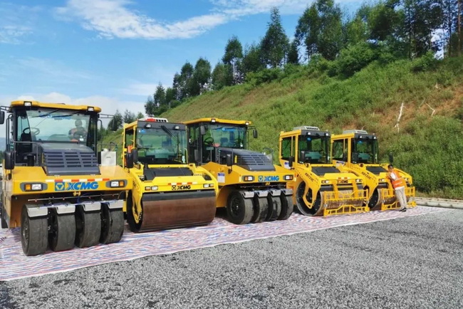 徐工RP1655超大攤鋪機(jī)攜手成套路面軍團(tuán)現(xiàn)身中開(kāi)高速 徐工RP1655超大攤鋪機(jī)攜手成套路面軍團(tuán)現(xiàn)身中開(kāi)高速