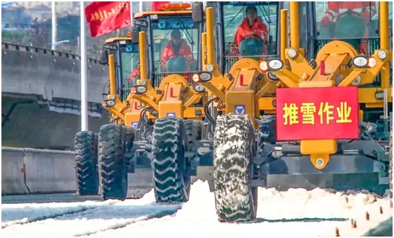 徐工GR1653平地機在泰州分會場分別開展干線公路除雪除冰 徐工GR1653平地機在泰州分會場分別開展干線公路除雪除冰