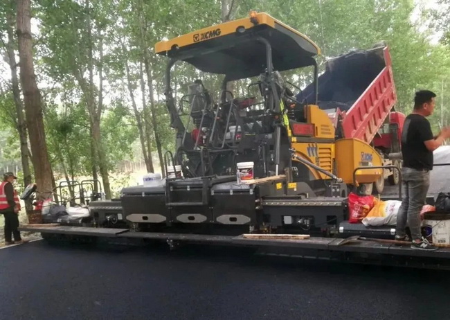 徐工RP903攤鋪機(jī)精準(zhǔn)攤鋪河南某重點(diǎn)工程 徐工RP903攤鋪機(jī)精準(zhǔn)攤鋪河南某重點(diǎn)工程