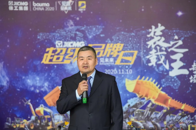 王慶祝先生在直播間與觀眾互動