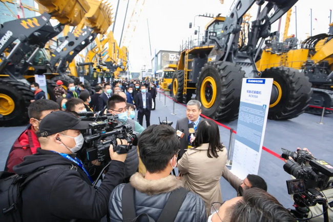 徐工XC9350適用于大型露天礦開采、礦卡裝卸、短距離運(yùn)輸?shù)裙r