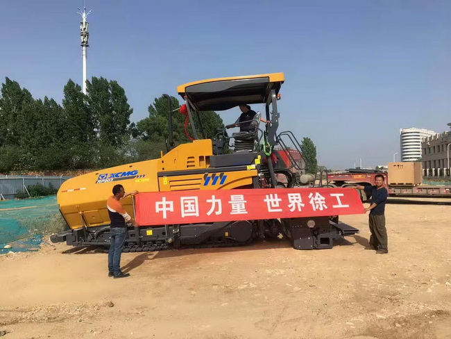徐工RP903攤鋪機交付河南中亞交建集團，建設(shè)美麗鷹城