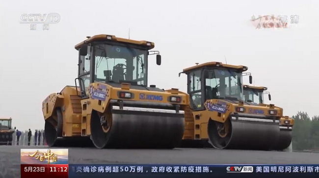 徐工無人駕駛壓路機(jī)集群施工