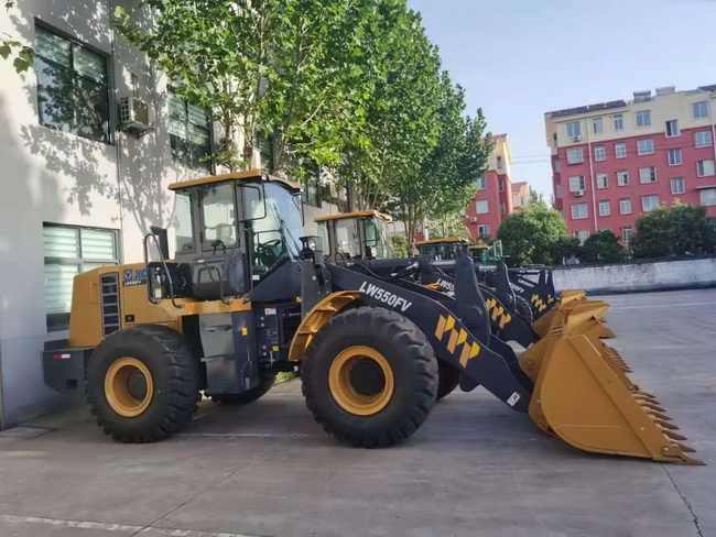 南陽李總喜提4臺徐工裝載機(jī)