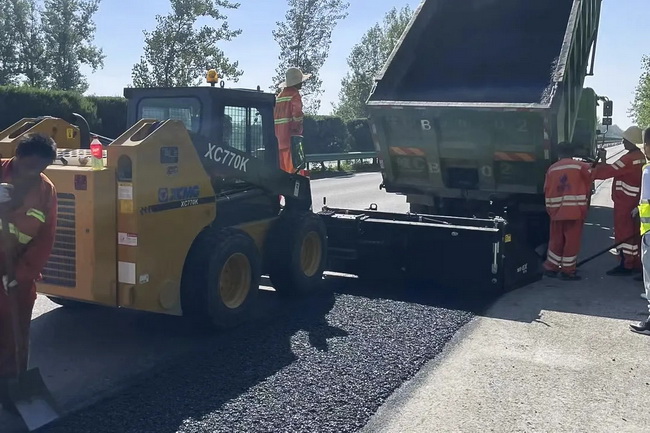 徐工XC770K滑移裝載機(jī)參與寧洛高速瀝青路面銑刨與攤鋪施工 徐工XC770K滑移裝載機(jī)參與寧洛高速瀝青路面銑刨與攤鋪施工