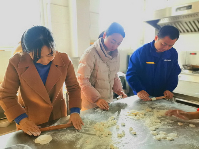 你搟皮，我來包，分工明確