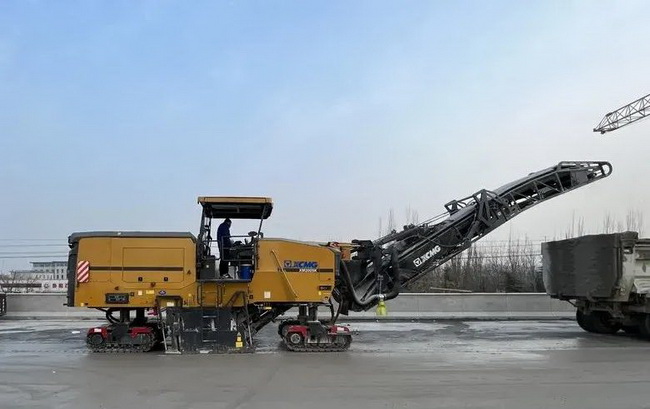 徐工五系列大型銑刨機(jī)XM2005K鏖戰(zhàn)山東省淄博市高架橋 徐工五系列大型銑刨機(jī)XM2005K鏖戰(zhàn)山東省淄博市高架橋