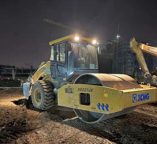 徐工壓路機(jī)XS203J援建江蘇省無(wú)錫市方艙醫(yī)院建設(shè) 徐工壓路機(jī)XS203J援建江蘇省無(wú)錫市方艙醫(yī)院建設(shè)
