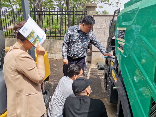 河南路友機械設備有限公司徐工道路機械負責人李彬為客戶介紹徐工攤鋪機