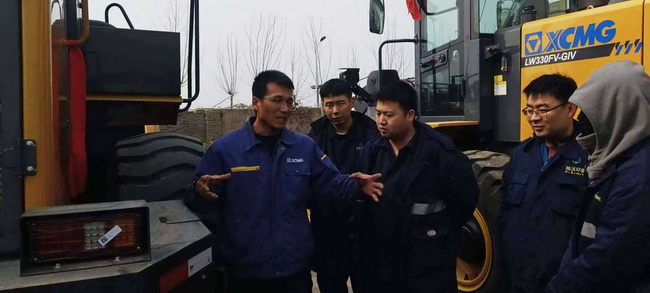 河南路友徐工服務(wù)工程師王師傅正在認真地為客戶做培訓