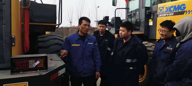 河南路友徐工服務(wù)工程師王師傅正在認真地為客戶做培訓