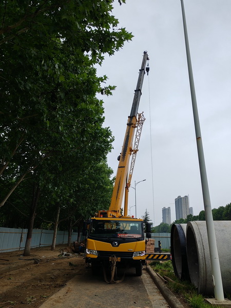 徐工25噸起重機(jī)助力滎陽市城市民生建設(shè)工程