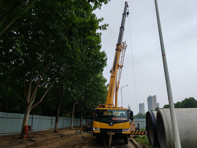 徐工25噸起重機(jī)助力滎陽市城市民生建設(shè)工程